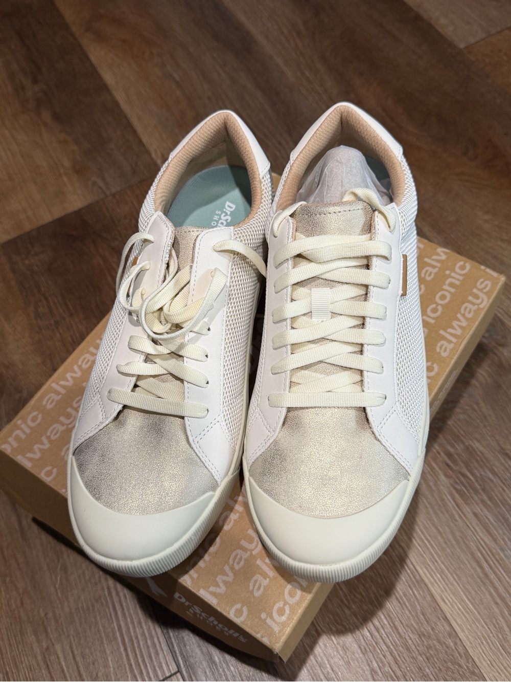 Dr. Scholl's Women's Cream and Metallic Gold Low-Top Sneakers